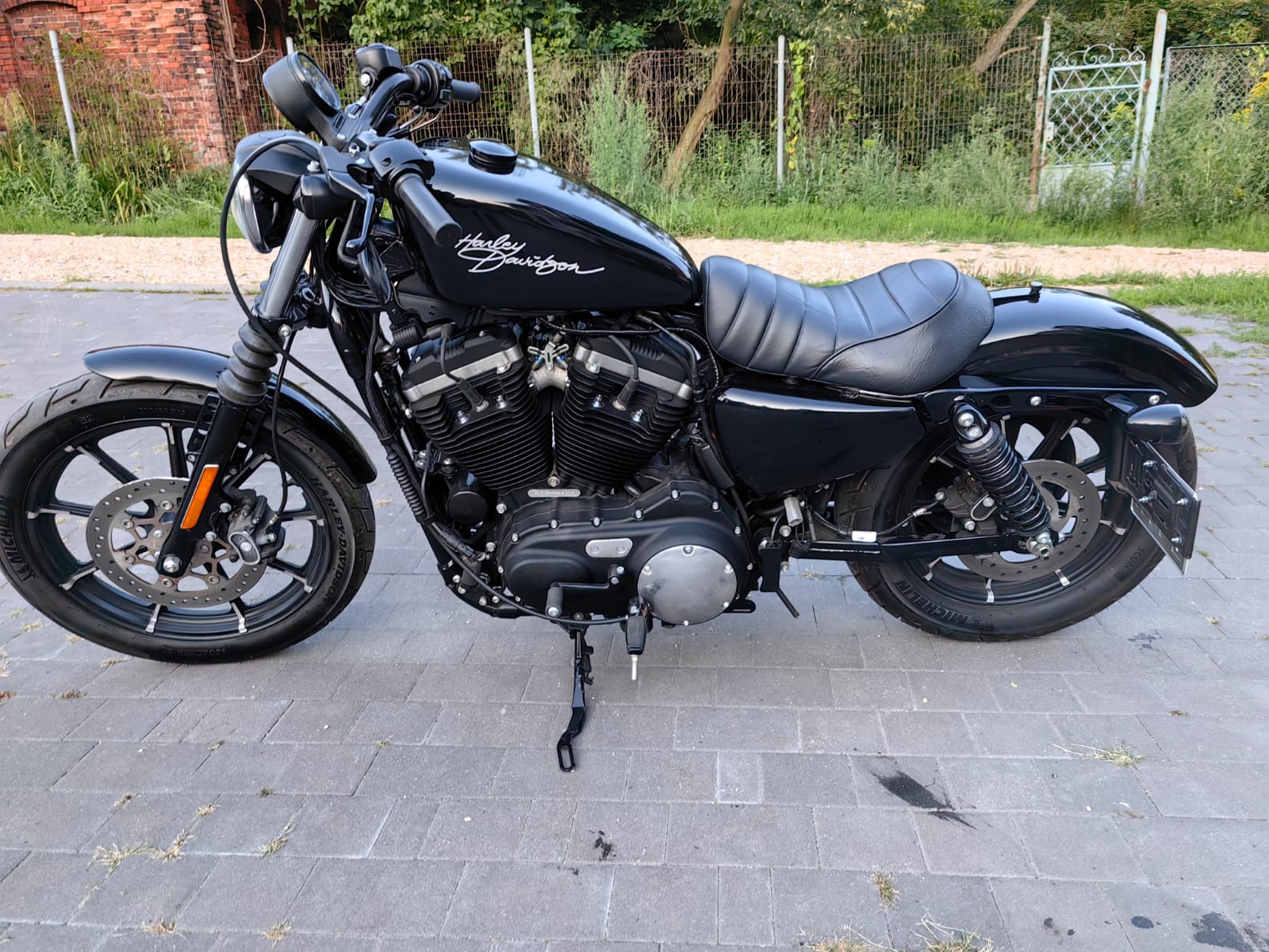 Harley-Davidson Sportster 883 Iron – Czarny Klasyk Custom